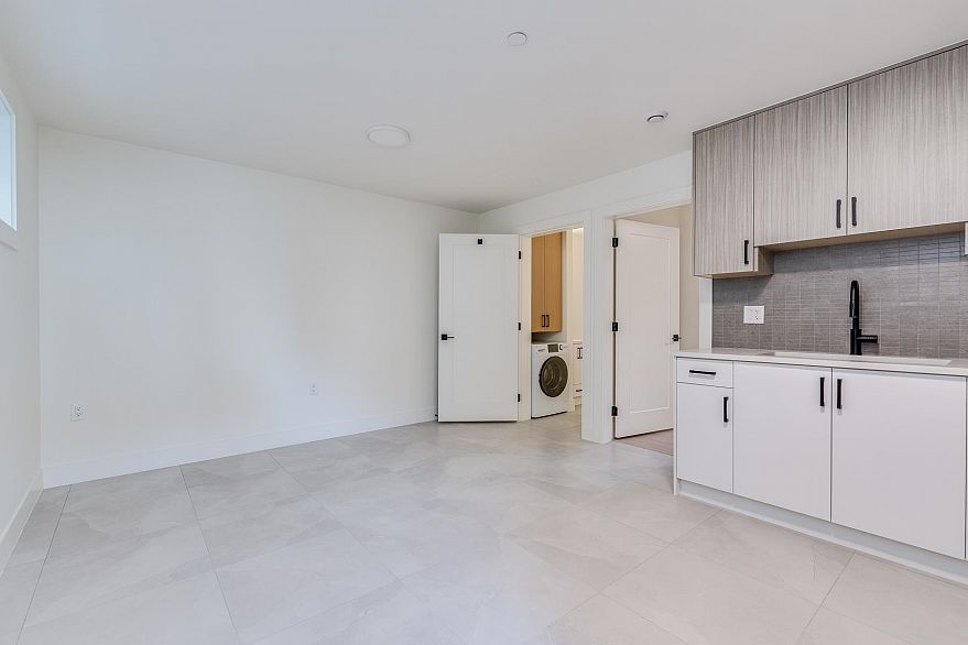 1 2263 E 35th Avenue