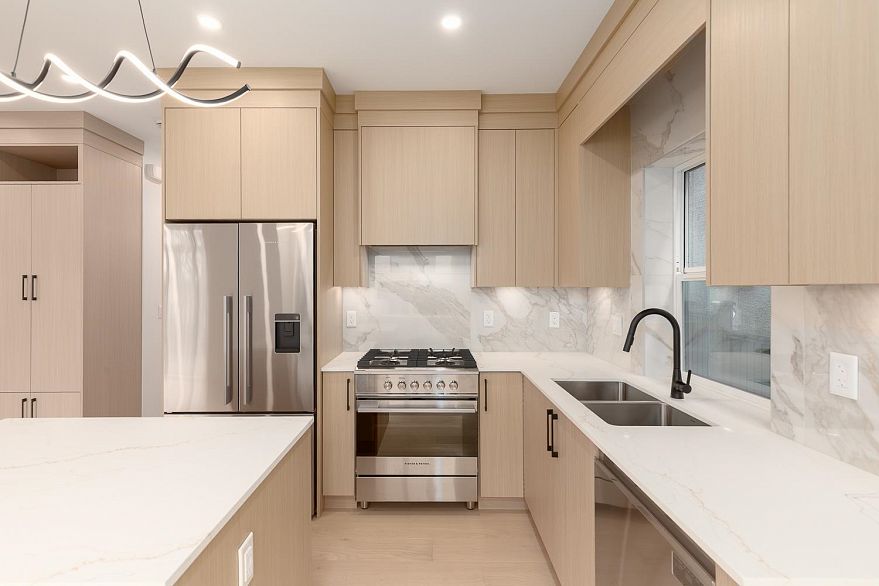 2 3508 E Pender Street