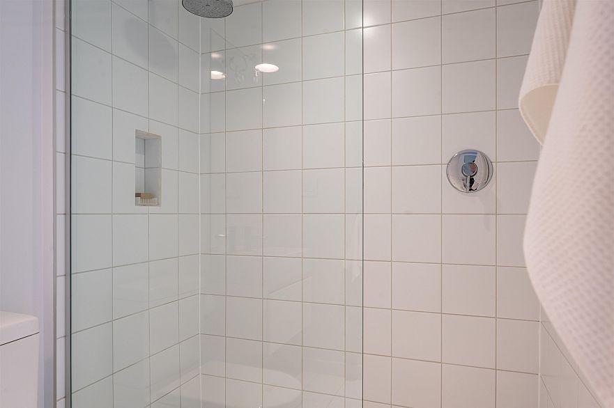 1806 1725 Pendrell Street