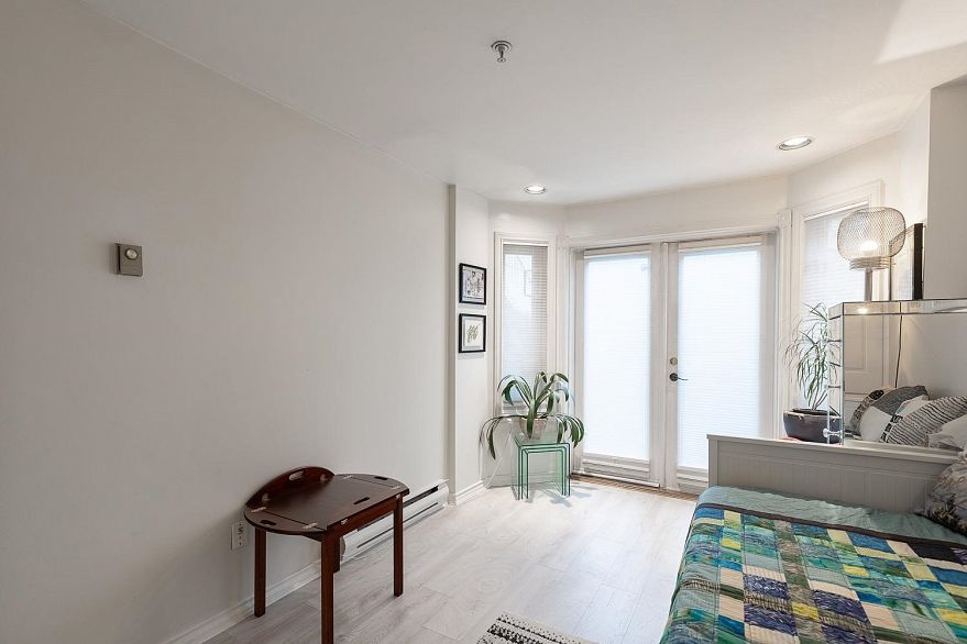 1 451 E Pender Street