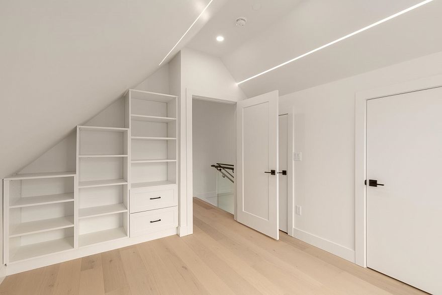 2 3508 E Pender Street