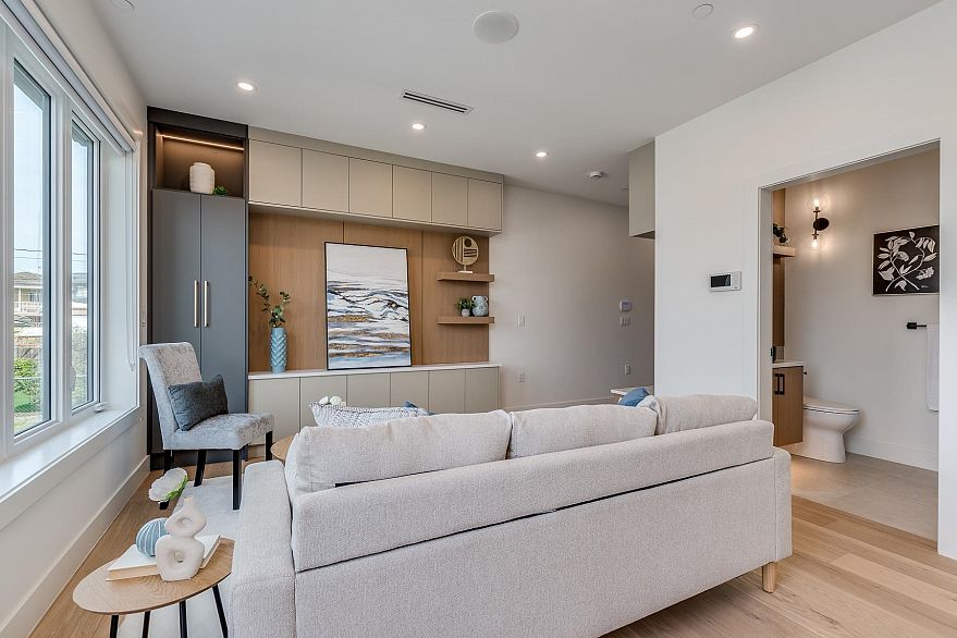 1 2263 E 35th Avenue