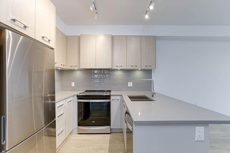 206 4933 Clarendon Street