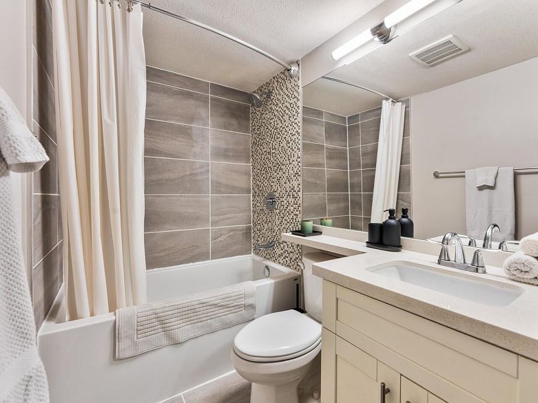 102 2195 W 5th Avenue