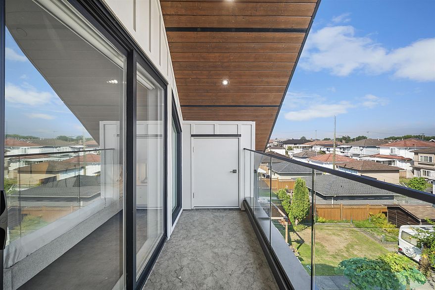 2 3563 E 25th Avenue