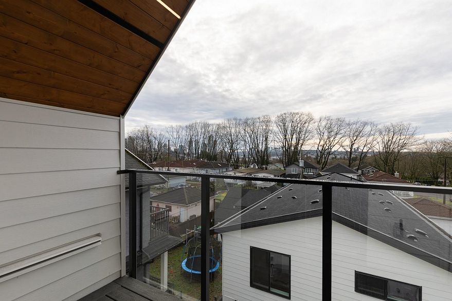 2 3508 E Pender Street