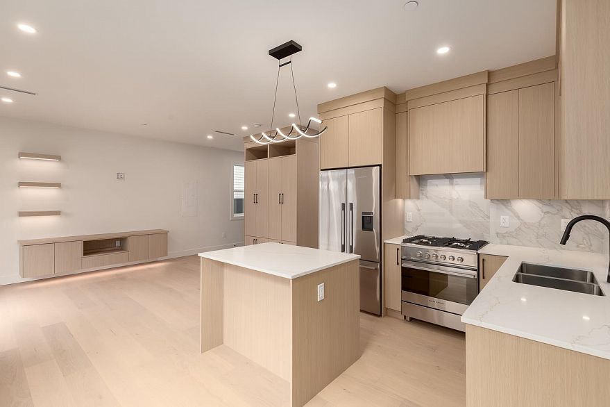 2 3508 E Pender Street