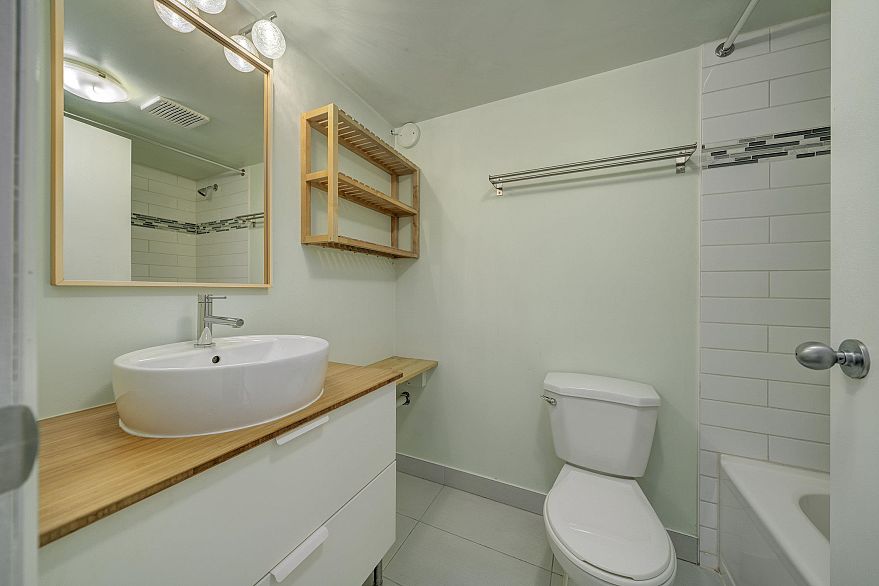 806 22 E Cordova Street