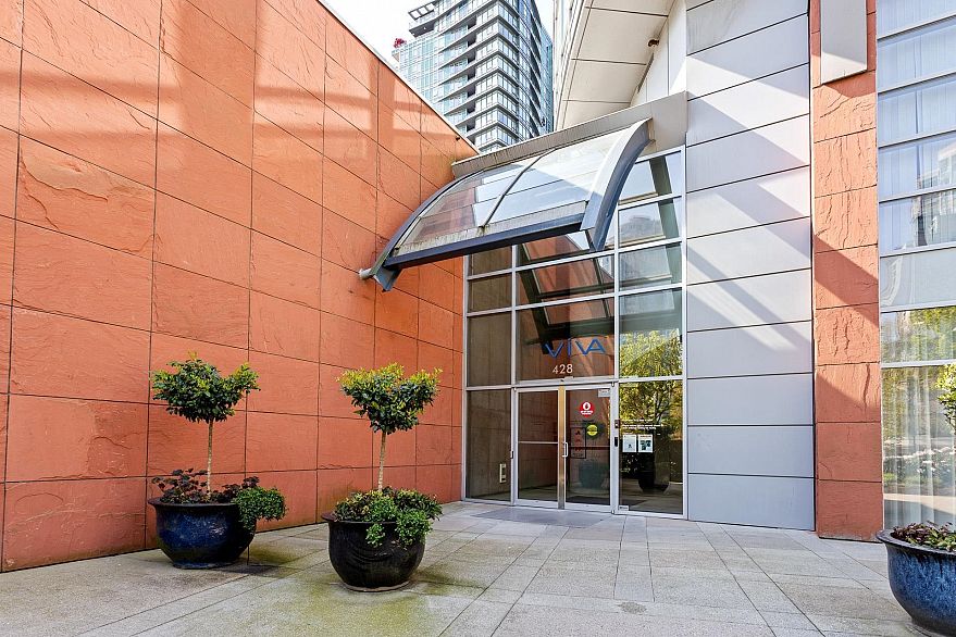 1802 455 Beach Crescent