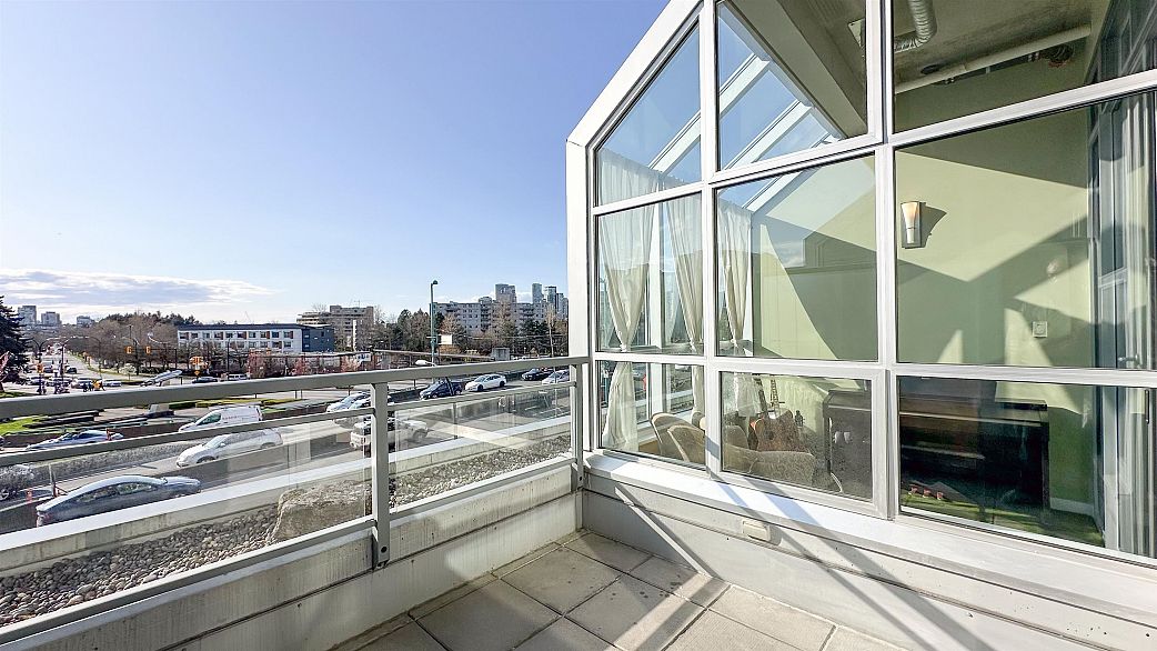 304 495 W 6th Avenue