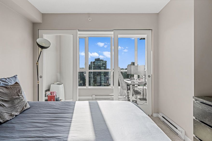 2504 833 Seymour Street