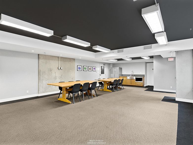 605 250 E 6th Avenue