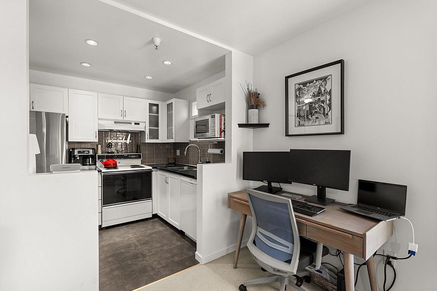 202 1537 Charles Street