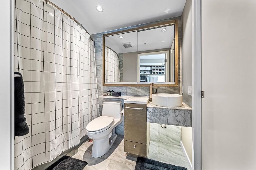 2504 833 Seymour Street