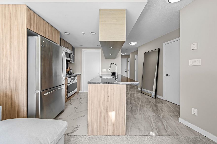 2504 833 Seymour Street