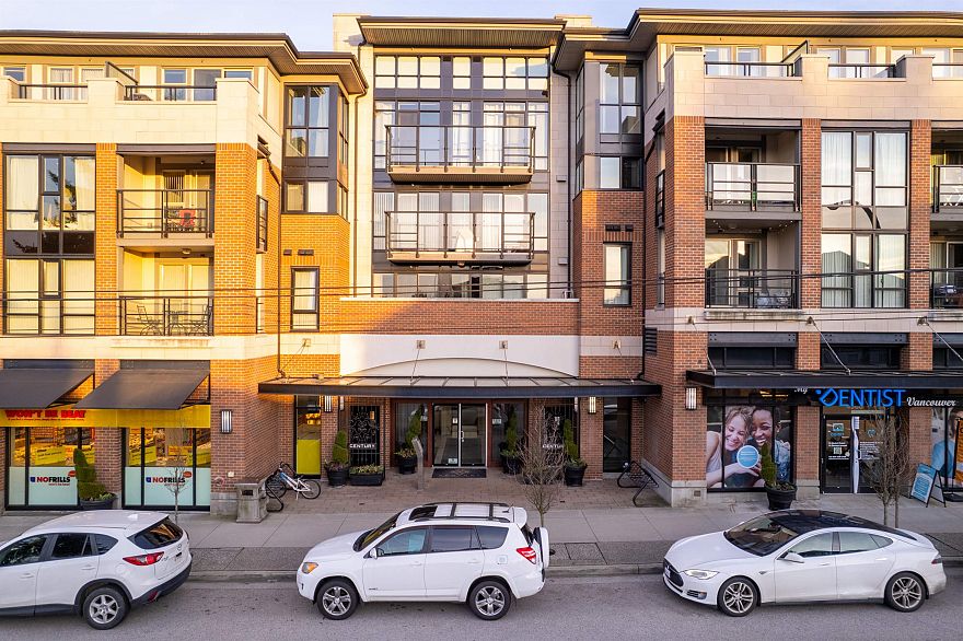 206 4550 Fraser Street