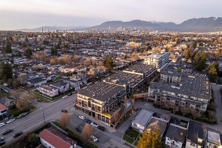 206 4550 Fraser Street