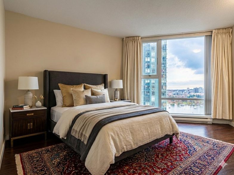 1802 455 Beach Crescent