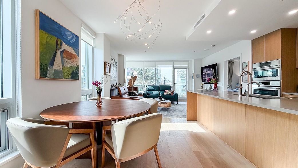 301 4988 Cambie Street