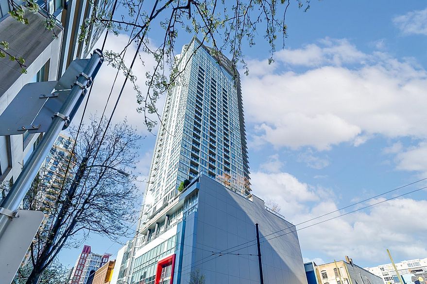 2504 833 Seymour Street