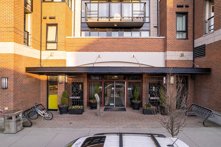 206 4550 Fraser Street