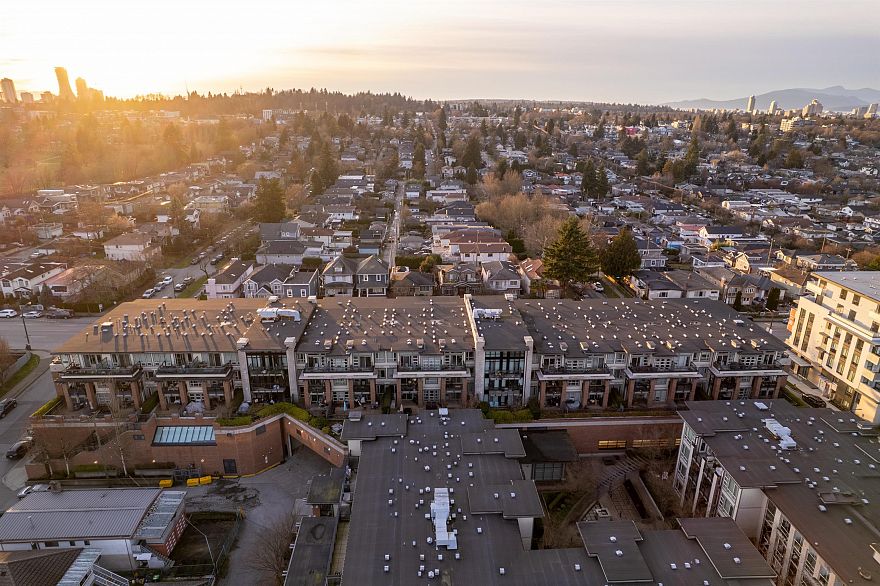 206 4550 Fraser Street