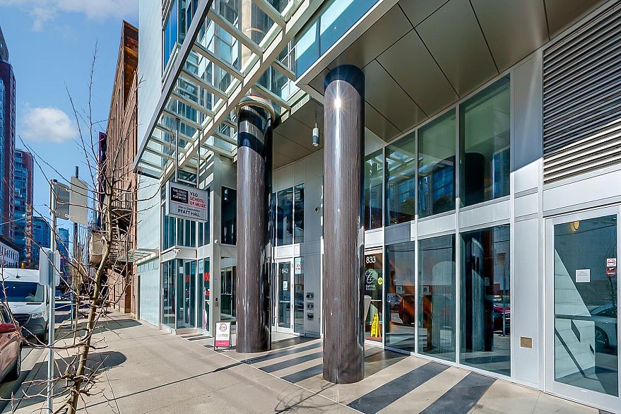 2504 833 Seymour Street