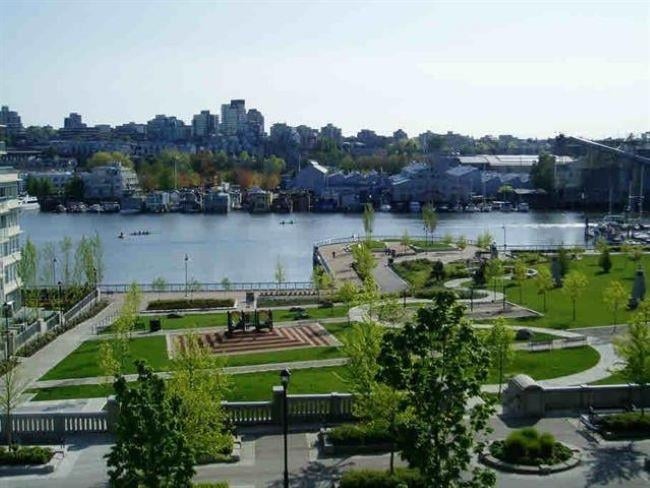 603 455 Beach Crescent