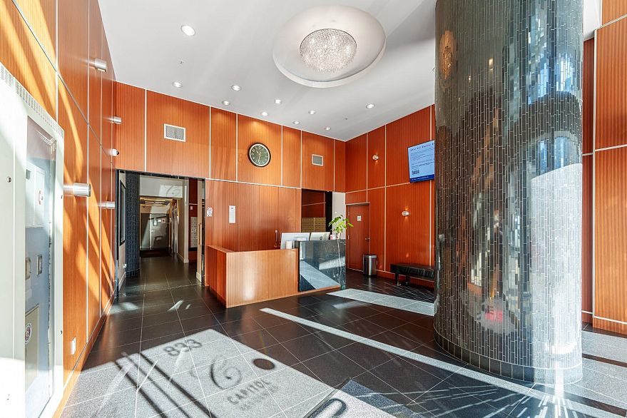 2504 833 Seymour Street