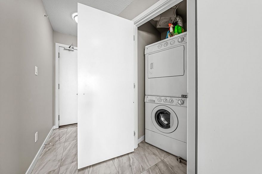 2504 833 Seymour Street