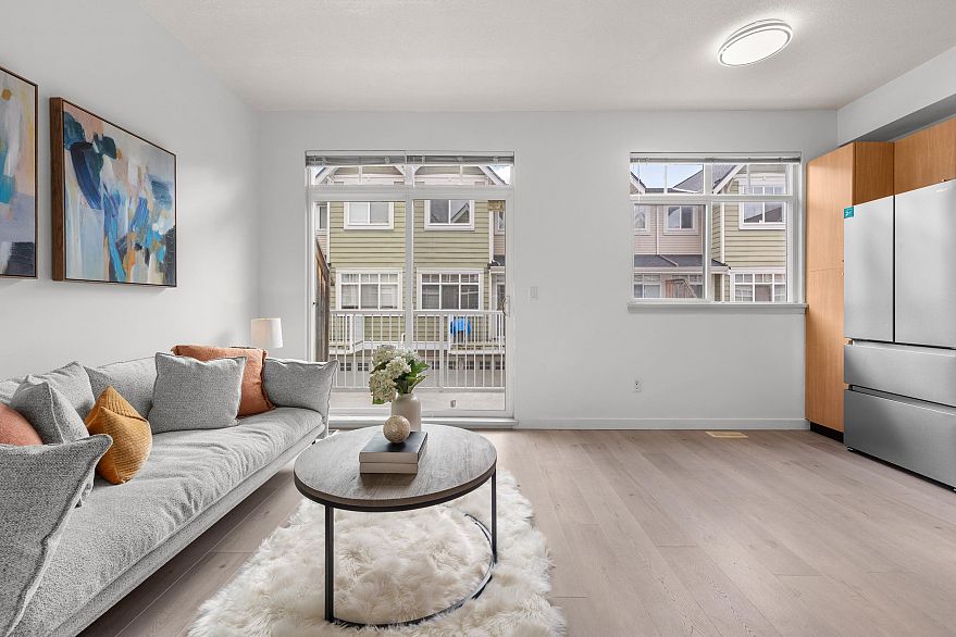 7148 Mont Royal Square