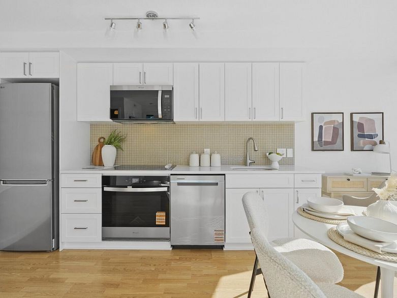 1109 233 Robson Street