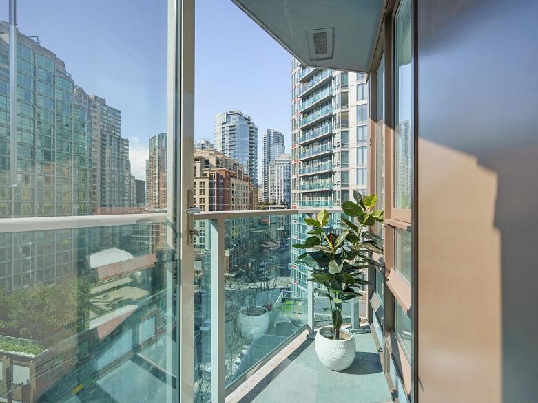 1109 233 Robson Street