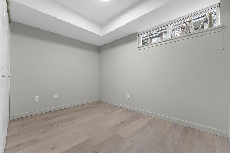 7148 Mont Royal Square