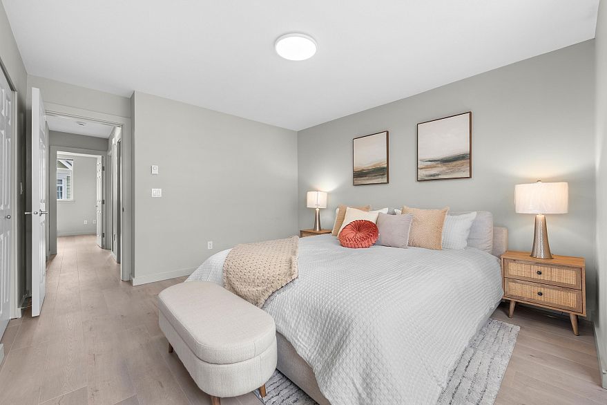 7148 Mont Royal Square