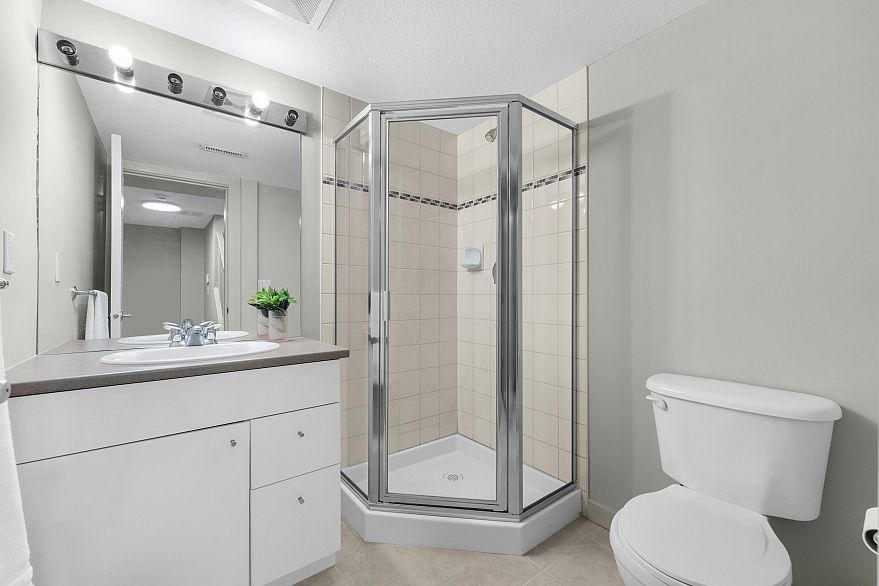 7148 Mont Royal Square