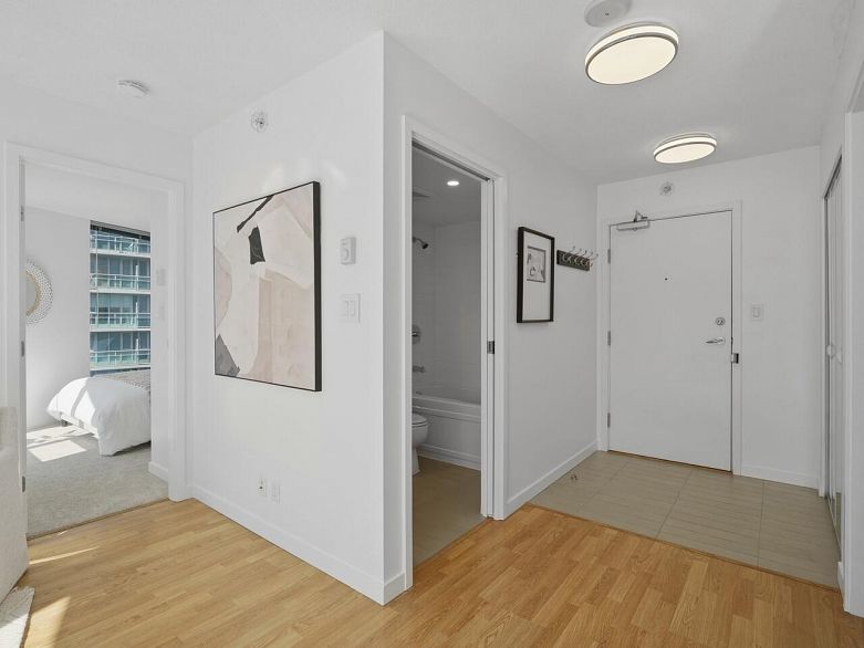 1109 233 Robson Street