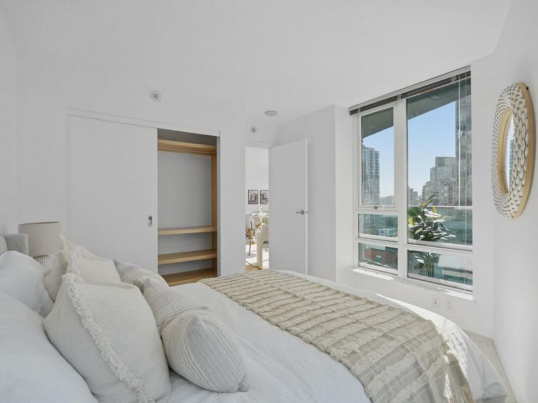 1109 233 Robson Street