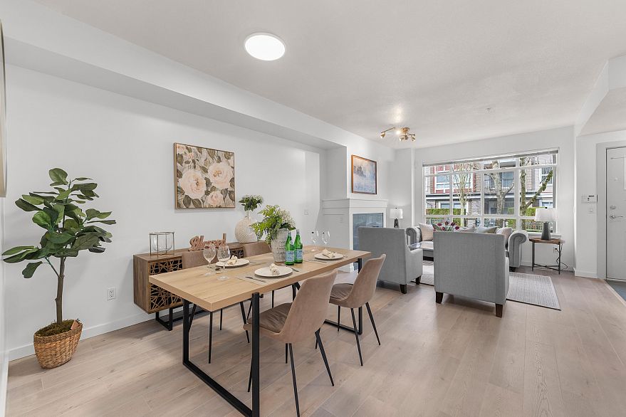 7148 Mont Royal Square