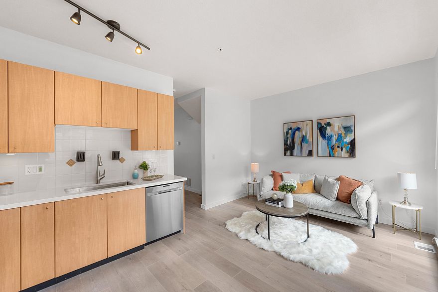 7148 Mont Royal Square