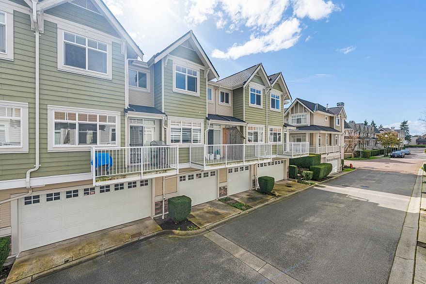 7148 Mont Royal Square