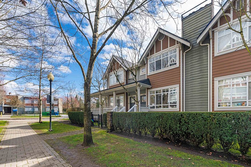 7148 Mont Royal Square