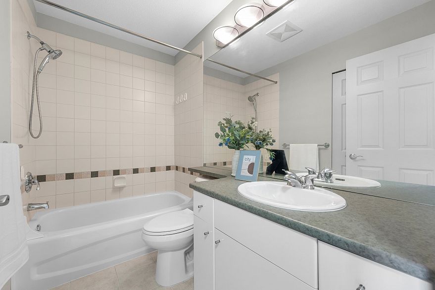 7148 Mont Royal Square