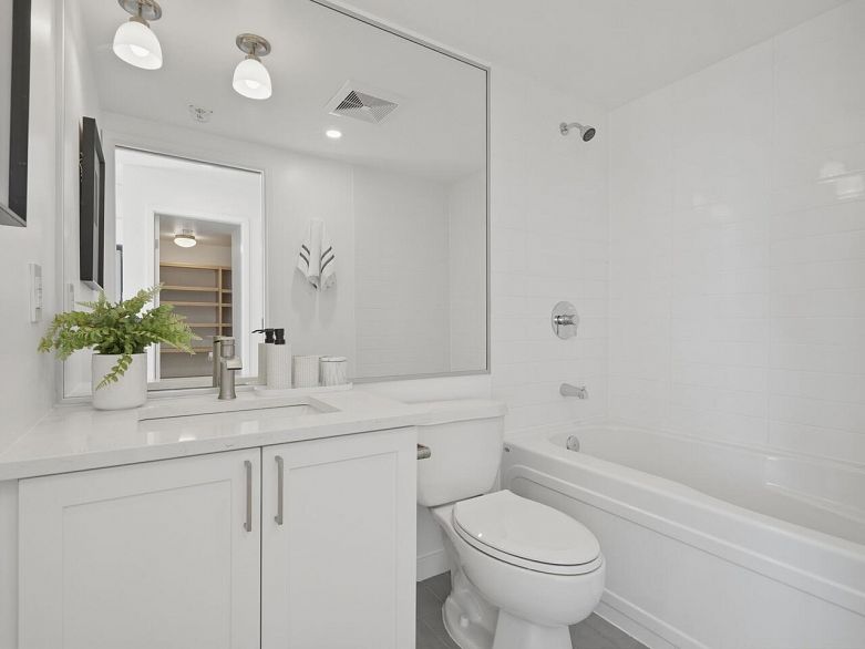 1109 233 Robson Street