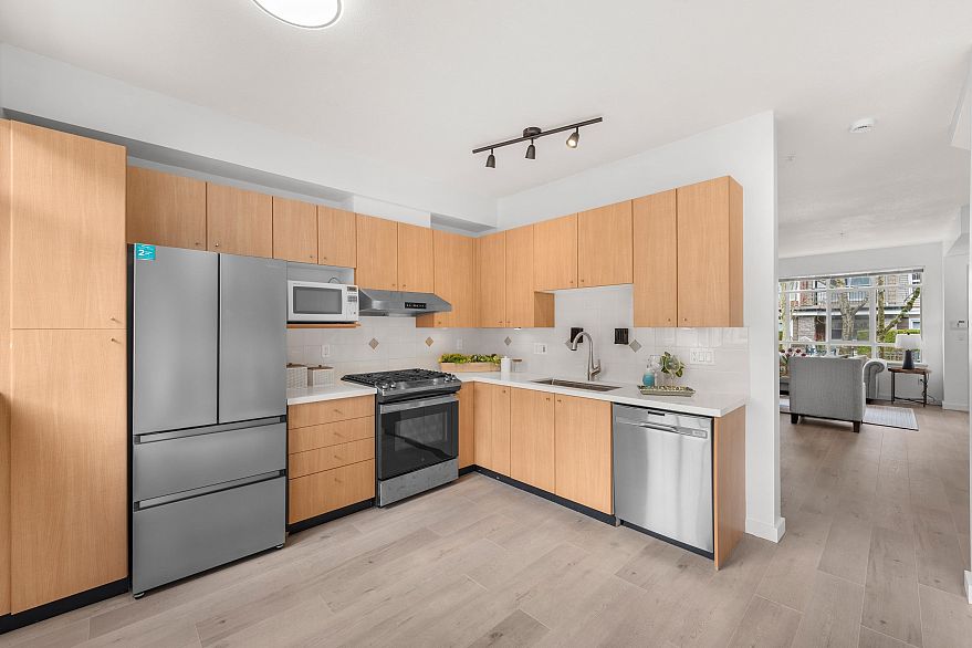 7148 Mont Royal Square