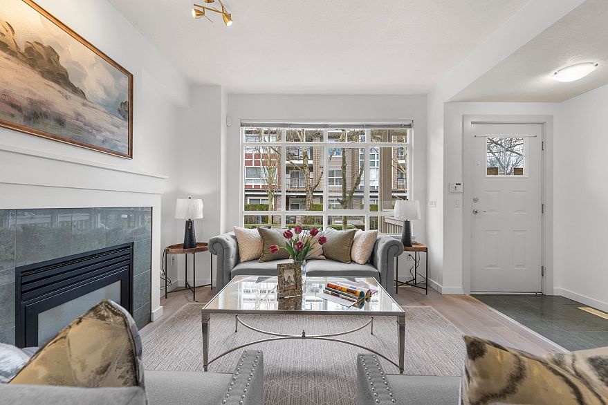 7148 Mont Royal Square