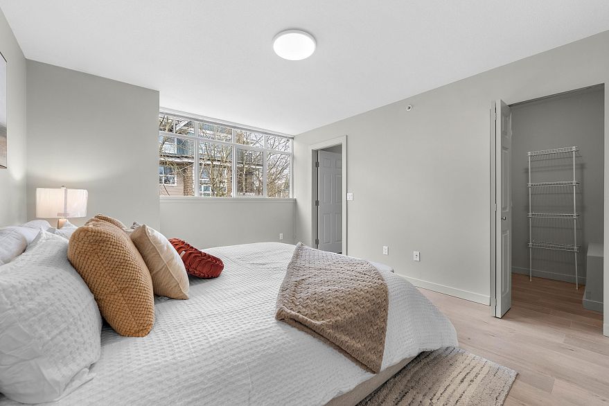 7148 Mont Royal Square