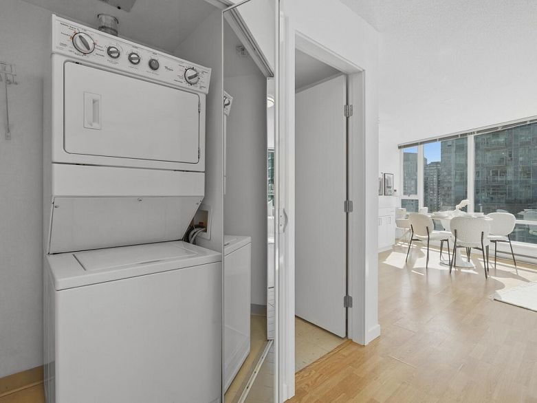 1109 233 Robson Street