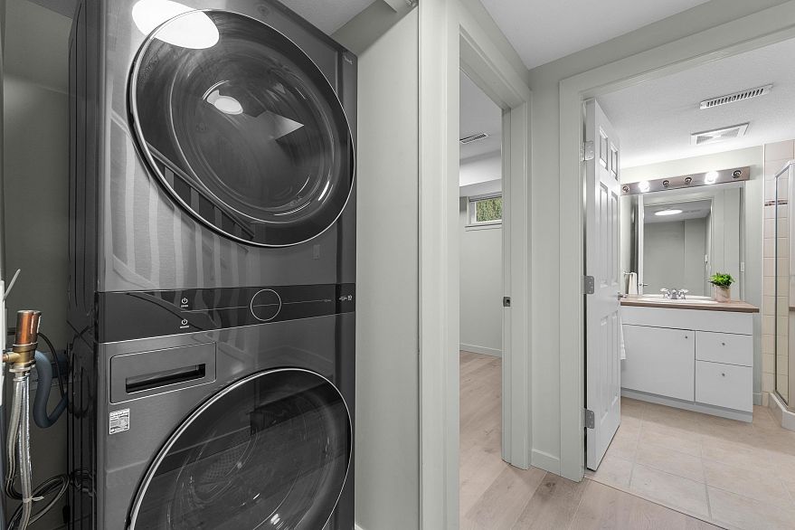 7148 Mont Royal Square