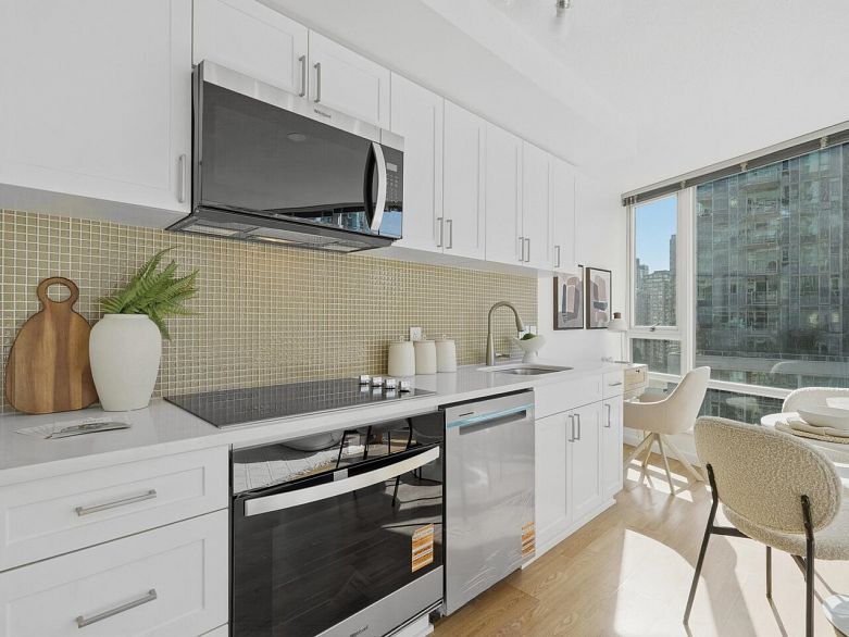 1109 233 Robson Street